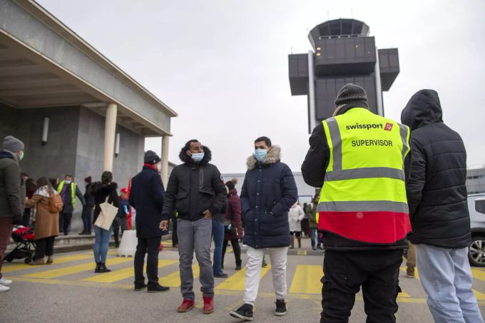 Die Mitarbeiter von Swissport protestieren in Genf. swissport