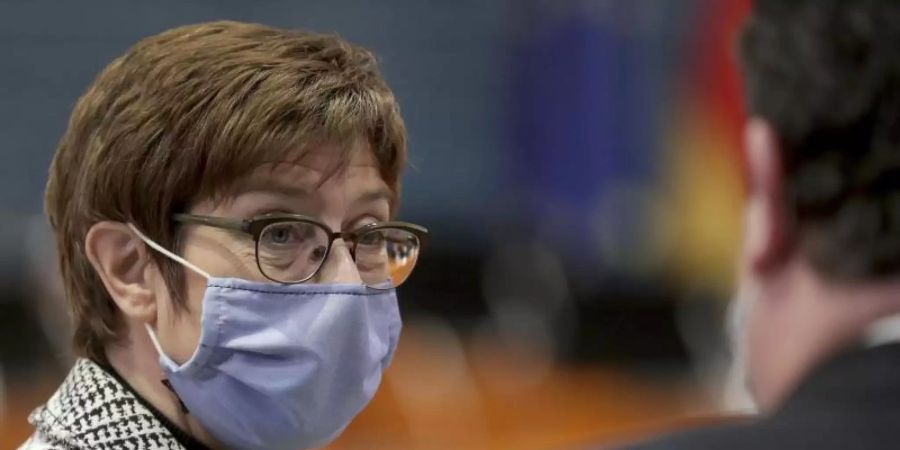 Annegret Kramp-Karrenbauer, CDU-Bundesvorsitzende und Verteidigungsministerin, will die Bundeswehr besser gegen feindliche Angriffe mit Drohnen rüsten. Foto: Michael Sohn/POOL AP/AP