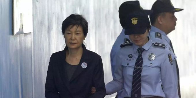 Park Geun Hye, ehemalige südkoreanische Präsidentin, kommt 2017 zu einer Anhörung im Seoul Central District Court. Foto: Ahn Young-Joon/AP/dpa ex präsidentin
