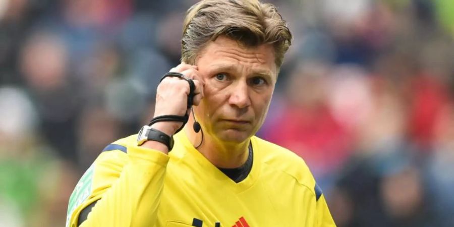 Ist genervt vom ständigen Reklamieren der Fussball-Profi: Ex-Referee Thorsten Kinhöfer. Foto: Uwe Anspach/dpa