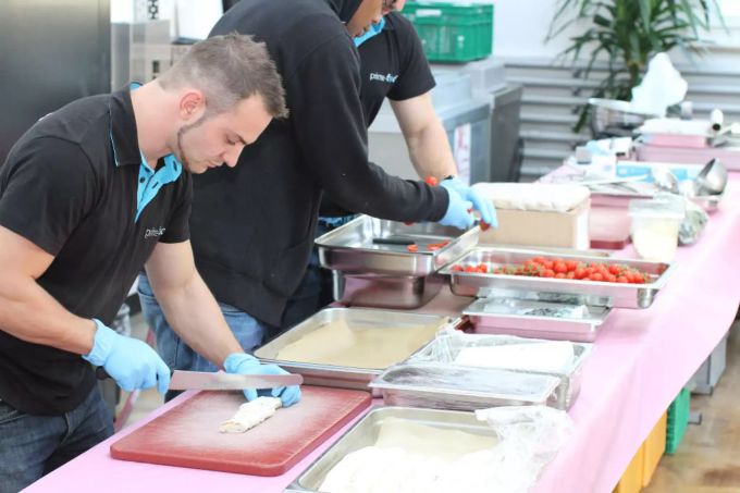 Patrick Schneider bei der Zubereitung des Essens. prime-food Catering & Events