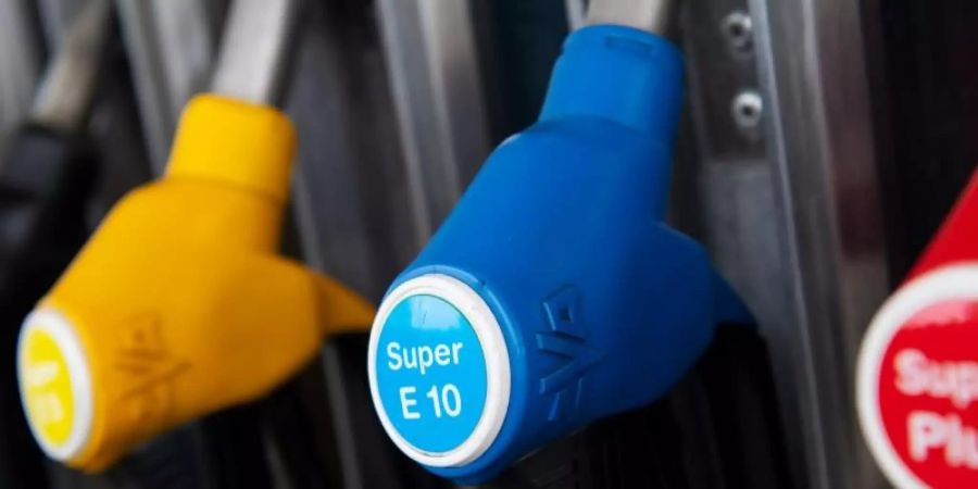 Zapfpistolen für verschiedene Kraftstoffarten, darunter auch E10, hängen an einer Zapfsäule an einer Tankstelle. Die Trendwende bei den Spritpreisen verfestigt sich. Foto: Sven Hoppe/dpa