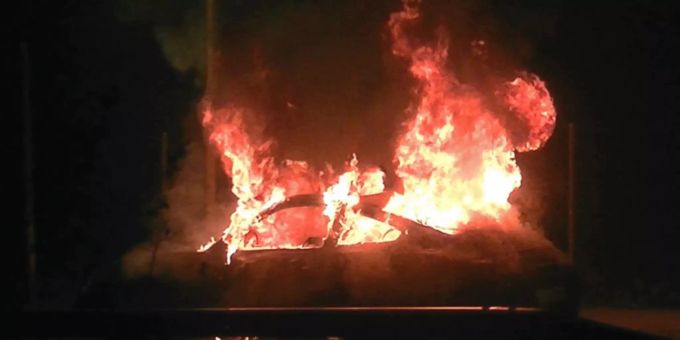 Ein Sportwagen ist auf der Raststätte Heuberg ZH in Flammen aufgegangen. Heuberg