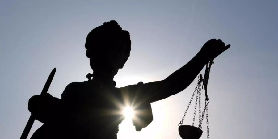 Die Statue der Justitia steht mit einer Waage und einem Schwert in der Hand. Foto: Arne Dedert/dpa