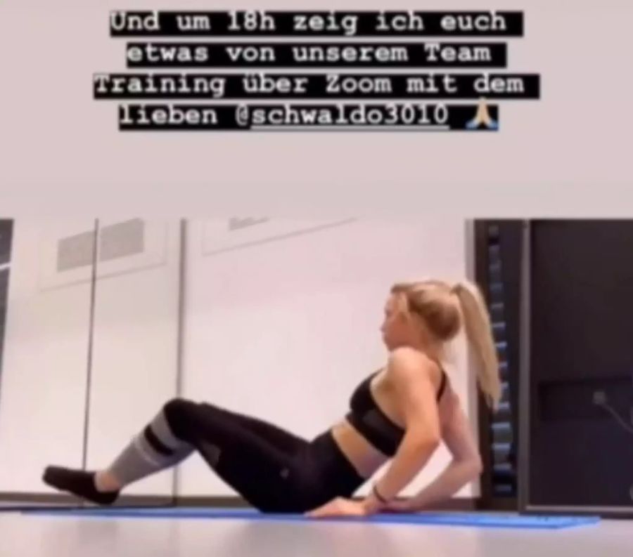 Das Training scheint im privaten Gym von Manuel Neuer stattzufinden.