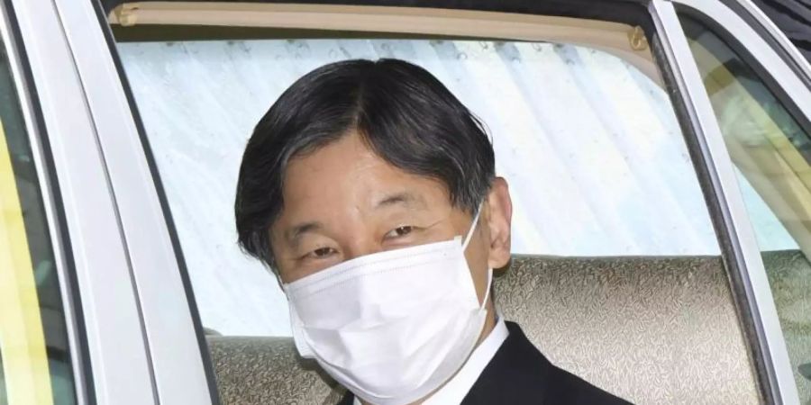 Der japanische Kaiser Naruhito mit Mundschutz. Foto: kyodo/dpa