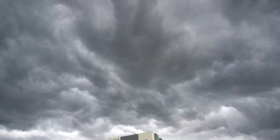 Das schlechte Wetter macht der Nasa einen Strich durch die Rechnung. Foto: David J. Phillip/AP/dpa