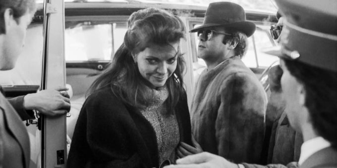 Elton John und seine Frau Renate Blauel steigen aus einer Limousine aus in Gstaad, im Jahre 1985. Elton John