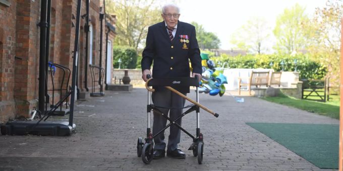 Der 100-jährige Kriegsveteran Tom Moore geht mit seinem Rollator. Tom Moore