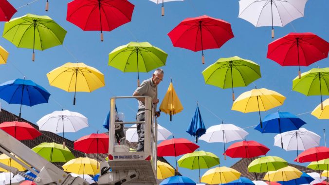 Regenschirme über der Oltner Kirchgasse