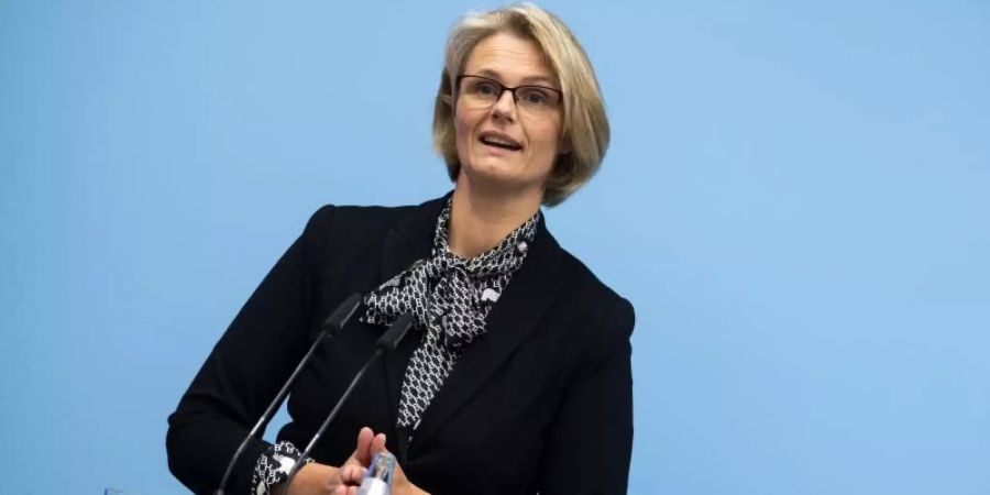 «Wir alle wünschen uns, dass Kitas und Schulen möglichst rasch wieder vollständig öffnen können. Ich warne allerdings vor einem Überbietungswettbewerb entsprechender Forderungen», sagt Anja Karliczek. Foto: Bernd von Jutrczenka/dpa