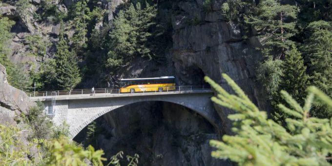 Ein Postauto auf der Passfahrt zwischen dem Sustenpass und dem Dorf Wassen im Kanton Uri. Bern Uri