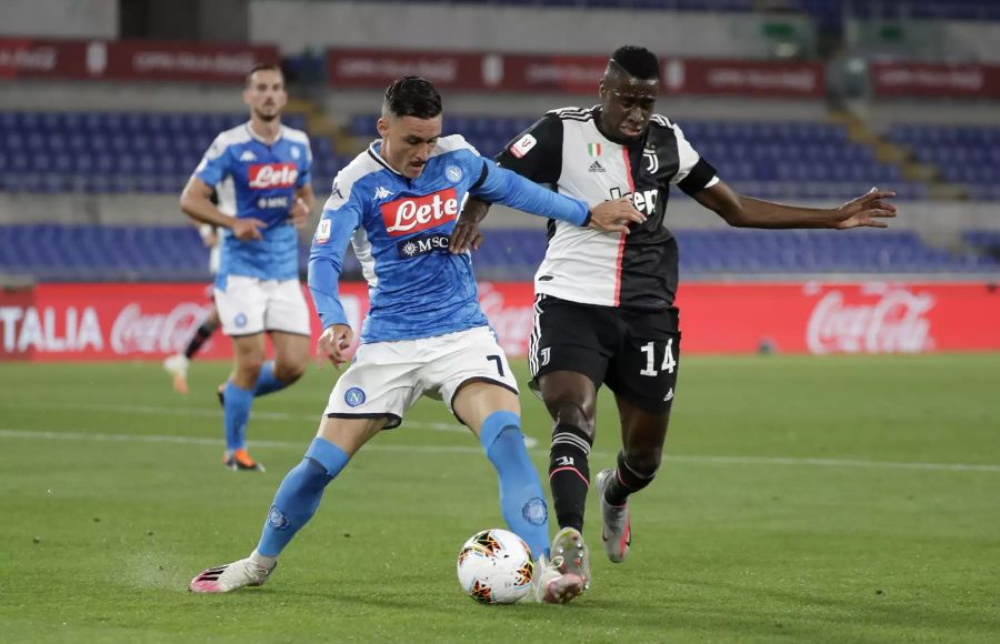 Jose Callejon (l.) kämpft mit Blaise Matuidi (r.) um den Ball.