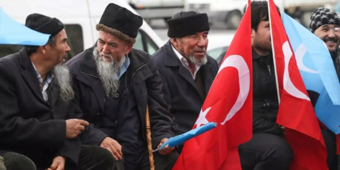 Uiguren bei einer Demonstration in der Türkei im Februar. uiguren demonstration türkei