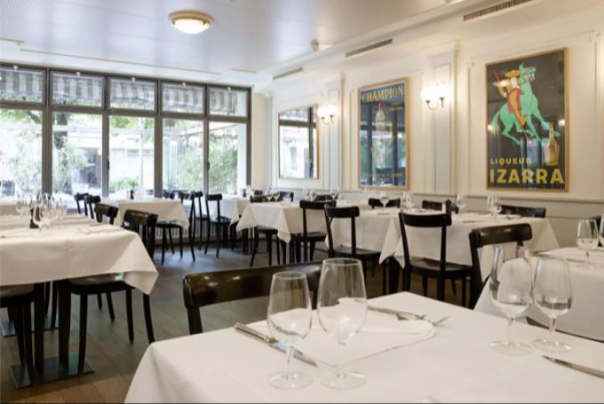 Das Café Fédérale befindet sich direkt gegenüber dem Bundeshaus. café fédérale bern