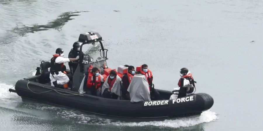 Migranten auf einem Boot der Grenzwache vor der englischen Stadt Dover Ende April. (Archivbild)