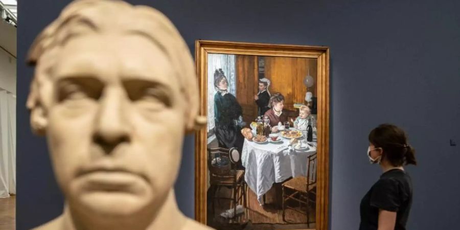 Claude Monets Werk «Das Mittagessen» (r) hängt im Städel-Museum in einem der Räume der Ausstellung «En Passant, Impressionismus und Skulptur». Foto: Frank Rumpenhorst/dpa