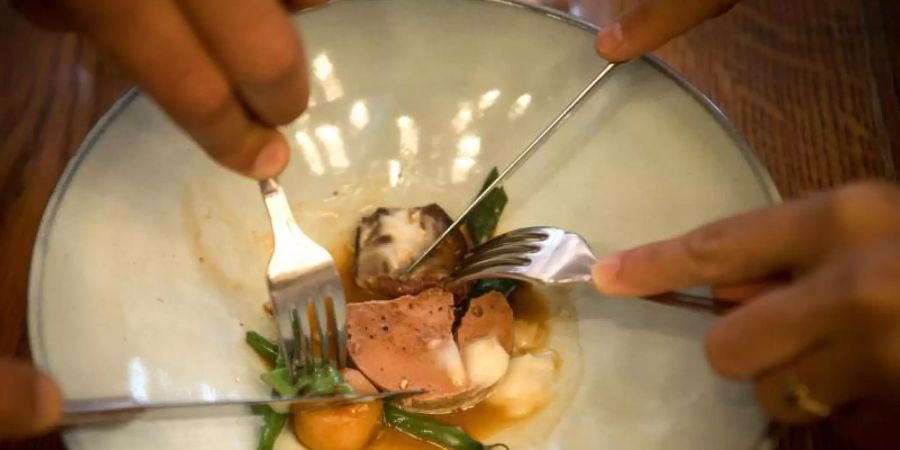 Essen im Restaurant: Es geht nicht nur um den Geschmack. Foto: Sina Schuldt/dpa