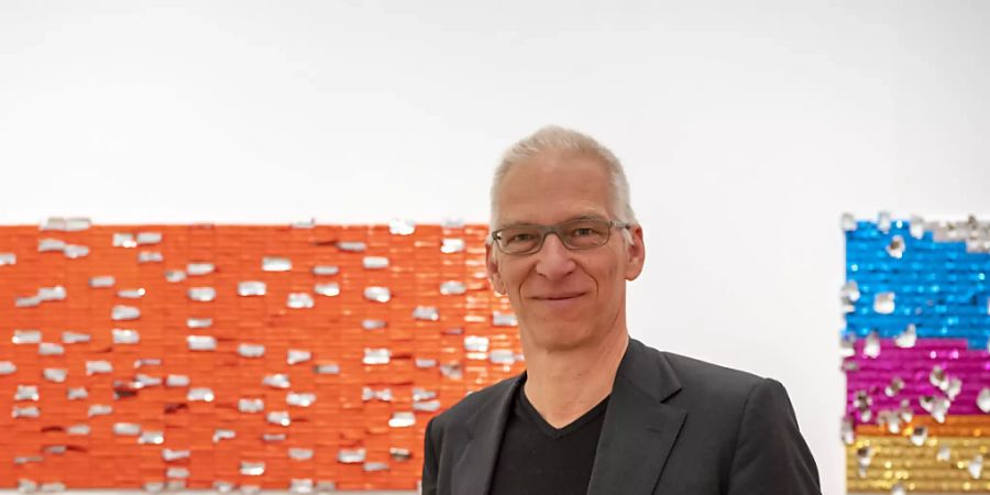 Museumsdirektor Roland Wetzel vor dem einst interaktiven Kunstwerk «Pick-me-up» (2016) der australischen Künstlerin Elisabeth Willing im Museum Tinguely.