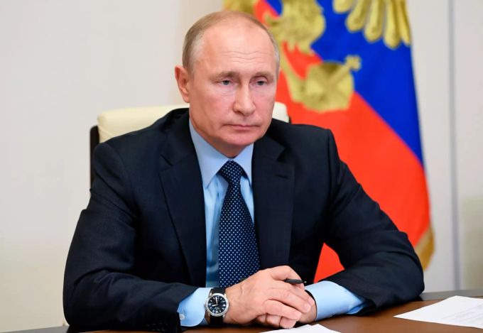 Wladimir Putin, Präsident von Russland sitzt in seiner Vorstadtresidenz Nowo-Ogarjowo. Coronavirus - Russland