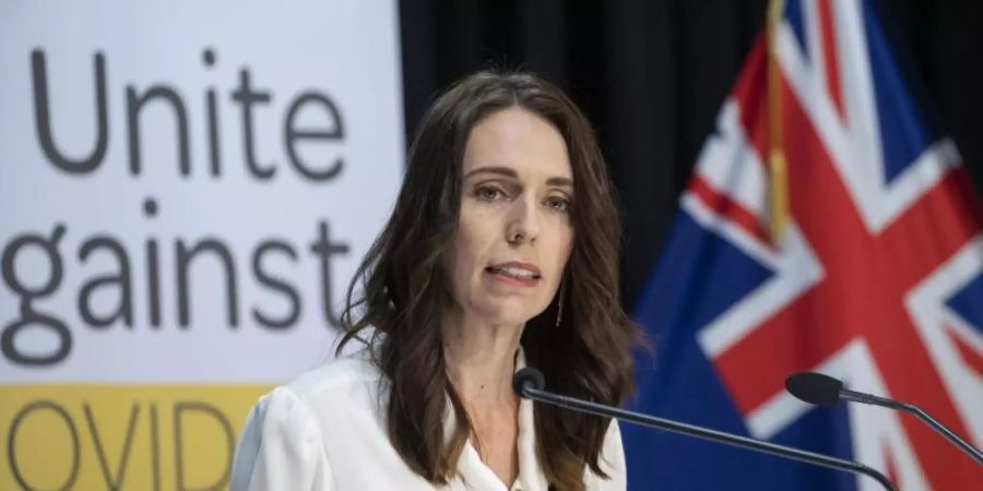 Das Archivfoto zeigt Neuseelands Premierministerin Jacinda Ardern bei einer Corona-Pressekonferenz im April. Foto: Mark Mitchell/NZ HERALD POOL/dpa