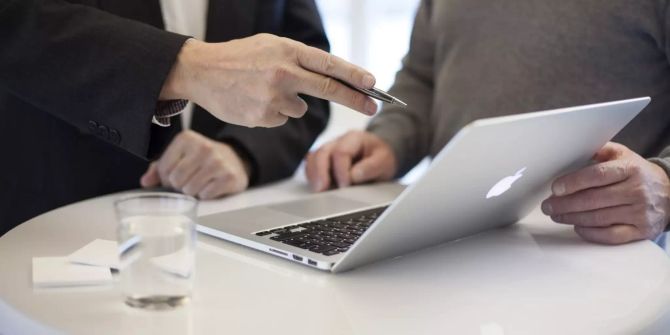 Banker am Laptop