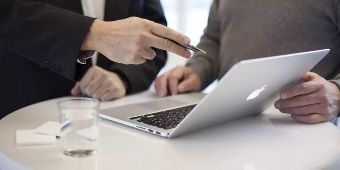 Für Bankangestellte wird es immer schwieriger, einen neuen Job zu finden. (Symbolbild) Banker am Laptop