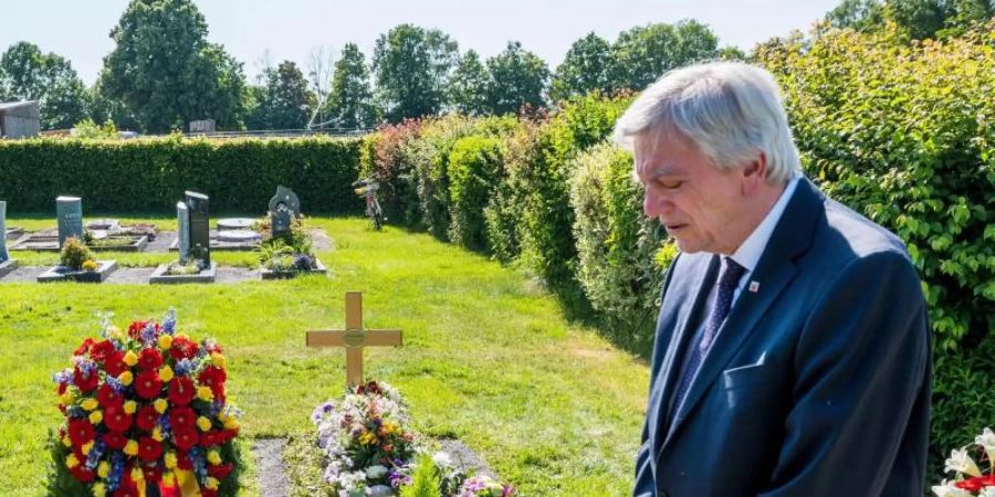 Anlässlich des ersten Todestages gedachte Hessens Ministerpräsident Bouffier des ermordeten Politikers Lübcke an dessen Grab. Foto: Staatskanzlei/T. Lohnes/dpa