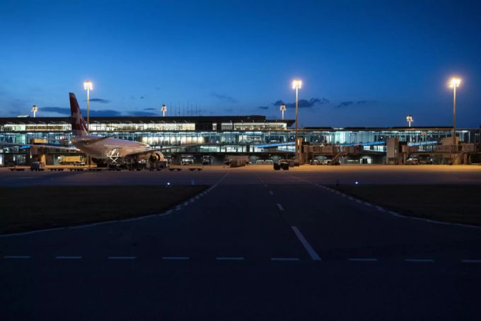 Das Flugzeug landete in Zürich. zürich flughafen