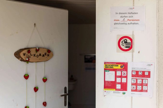 Beim Hofladen müssen die Abstands-Regeln ebenfalls eingehalten werden.