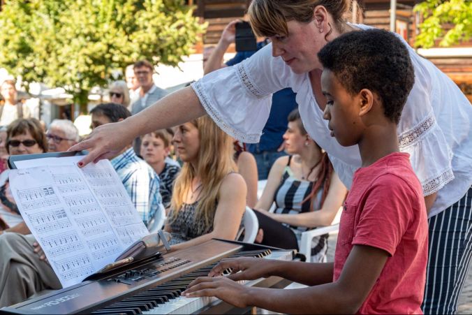 Natan Ghirmay begleitet die Bambusflöten der Musikschule Aaretal