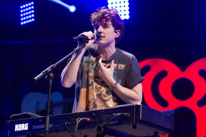Der US-Sänger Charlie Puth performt auf einer Bühne in Philadelphia (USA) im Dezember 2016. Philadelphia