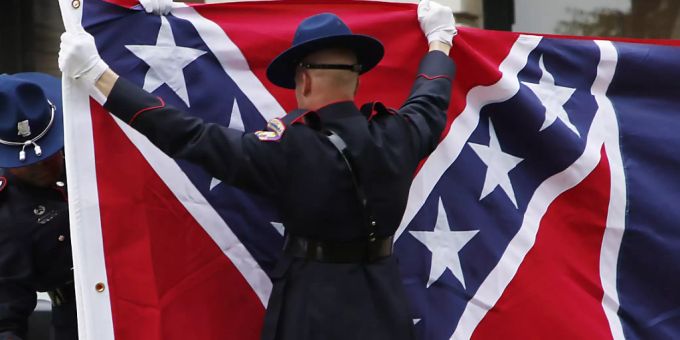 Der Bundesstaat Mississippi schaffte kürzlich seine seit 1894 gültige Flagge ab, weil diese teilweise an die Konföderierten erinnerte. Das US-Verteidigungsministerium verbannte die Fahne von allen Militäreinrichtungen. (Archivbild) Der Bundesstaat Mississippi schaffte kürzlich seine seit 1894 gültige Flagge ab, weil diese teilweise an die Konföderierten erinnerte. Das US-Verteidigungsministerium verbannte die Fahne von allen Militäreinrichtungen. (Archivbild)