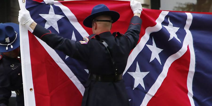 Der Bundesstaat Mississippi schaffte kürzlich seine seit 1894 gültige Flagge ab, weil diese teilweise an die Konföderierten erinnerte. Das US-Verteidigungsministerium verbannte die Fahne von allen Militäreinrichtungen. (Archivbild)