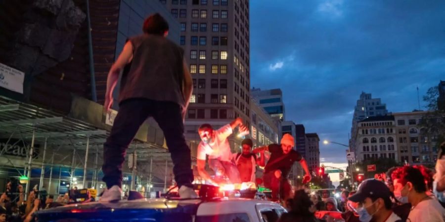 Angriff auf ein Polizeiauto bei einer Demonstration in New York Ende Mai