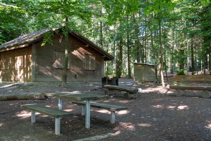 Der Grillplatz über Wohlen bietet viele Sitzmöglichkeiten.