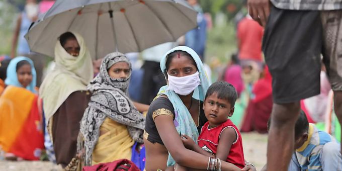 ARCHIV - Seit Wochen sind Millionen Wanderarbeiter in Indien unterwegs, weil sie wegen der Ende März kurzfristig angekündigten Einschränkungen plötzlich ihre Jobs in den grossen Städten verloren haben. Foto: Channi Anand/AP/dpa ARCHIV - Seit Wochen sind Millionen Wanderarbeiter in Indien unterwegs, weil sie wegen der Ende März kurzfristig angekündigten Einschränkungen plötzlich ihre Jobs in den grossen Städten verloren haben. Foto: Channi Anand/AP/dpa