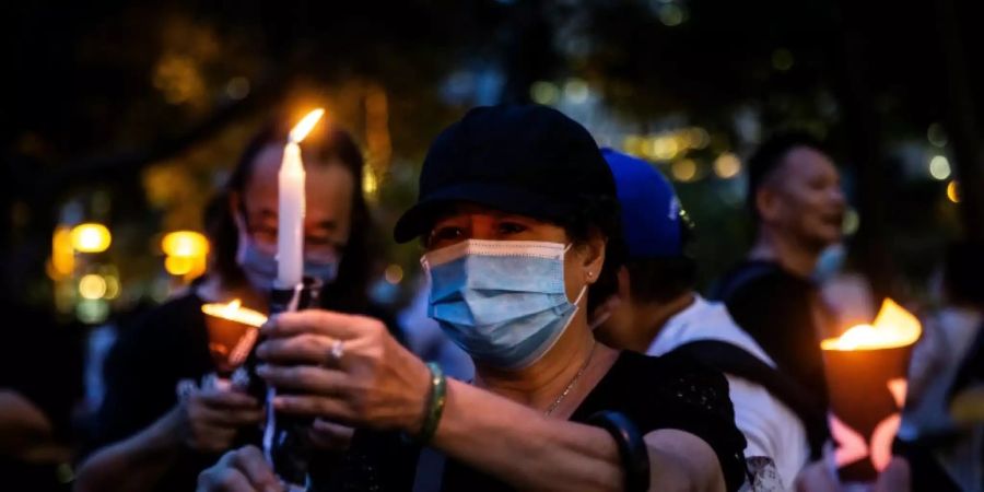 Aktivisten erinnern mit Kerzen an Tiananmen