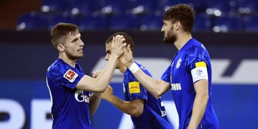 Daniel Caligiuri (r) bejubelt sein Tor zum 1:0 für Schalke mit Jonjoe Kenny. Foto: Ina Fassbender/AFP/Pool/dpa