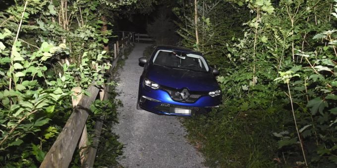 Fahrunfähig mit Auto Fussweg befahren. Fahrunfähig mit Auto Fussweg befahren