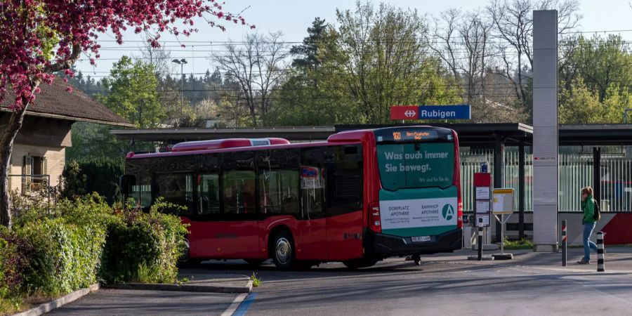 Bernmobil-Bus am SBB Bahnhof Rubigen.