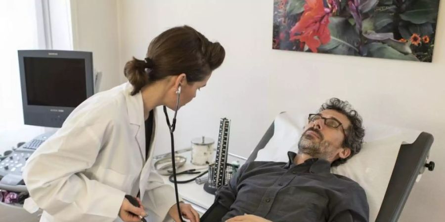 Die Gesundheitskosten sind in der Schweiz auch 2018 gestiegen, allerdings moderater als in den fünf Jahren davor. Von den 2,2 Milliarden Franken Zusatzkosten fiel fast ein Drittel auf Arztpraxen. (Archivbild, gestellt)
