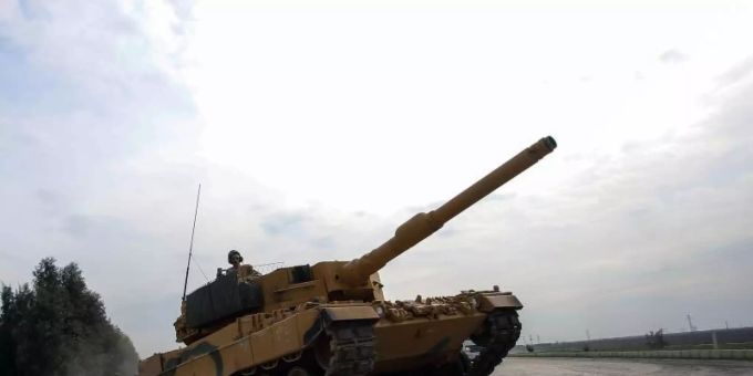 Ein Leopard 2A4 der türkischen Armee ist in der Provinz Hatay, Türkei, auf dem Weg nach Afrin in Syrien. Foto: -/XinHua/dpa Ein Leopard 2A4 der türkischen Armee ist in der Provinz Hatay, Türkei, auf dem Weg nach Afrin in Syrien. Foto: -/XinHua/dpa