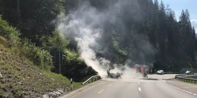 Die Insassen konnten das brennende Auto unverletzt verlassen. Autobrand
