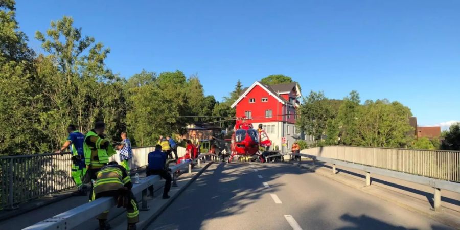 Rettungskräfte auf der Brübacher Brücke in Henau SG während der Suchaktion nach den beiden Vermissten, die beim Baden in der Thur über einen Wasserfall gestürzt waren.