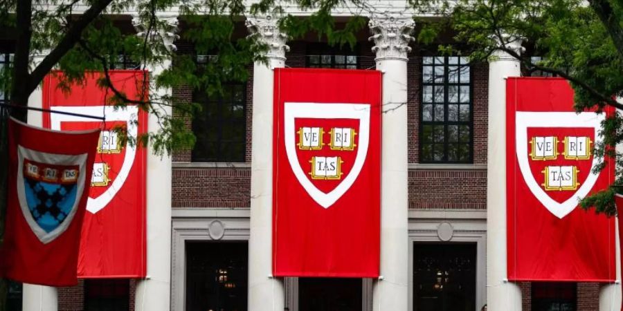 Studierende der Harvard Universität verfolgen im Mai 2019 die Rede von Bundeskanzlerin Merkel. Aufgrund des Coronavirus hat die Elite-Universität Harvard angekündigt, im Wintersemester alle Vorlesungen online abzuhalten. Foto: Omar Rawlings/dpa