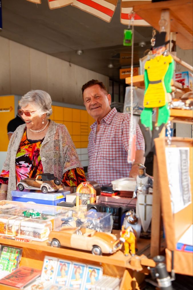 Victoria und Edmund M. mit ihrem Stand beim Flohmarkt in Dietikon