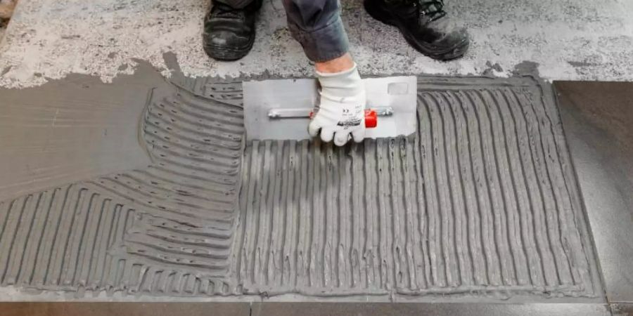 Durch die Verlegung von Fliesen wurde es eine Etage drunter lauter als zulässig. Foto: Markus Scholz/dpa-tmn/dpa/Symbolbild