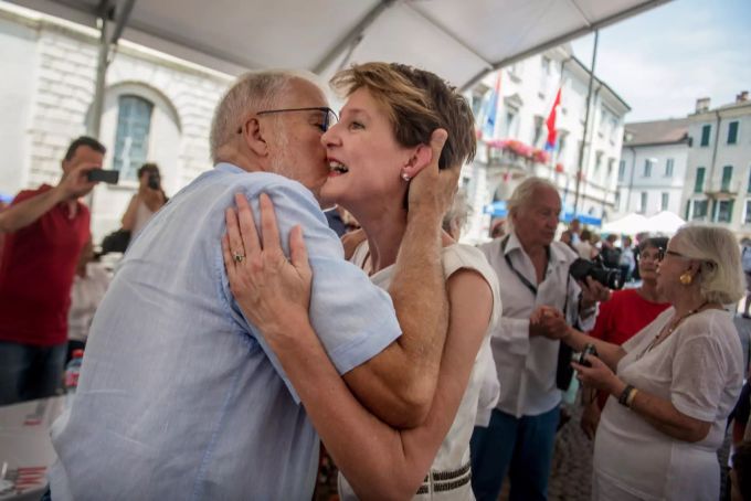 2020 nicht per se verboten, aber es wäre nicht gerade vorbildlich: Bundespräsidentin Simonetta Sommaruga, rechts, wird von einem in Bellinzona lebenden Cousin umarmt, während der zweitägigen Bundesratsreise, am Freitag, 3. Juli 2015, in Magadino, Locarno im Kanton Tessin. Simonetta Sommaruga Bundesratsreise Cousin