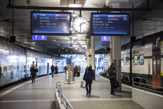 Pendler stehen am Bahnhof Bern auf dem Perron zwischen den Gleisen 7 und 8. SBB